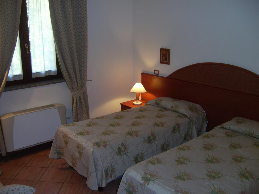Hotel La Collinetta Sesto Calende Værelse billede