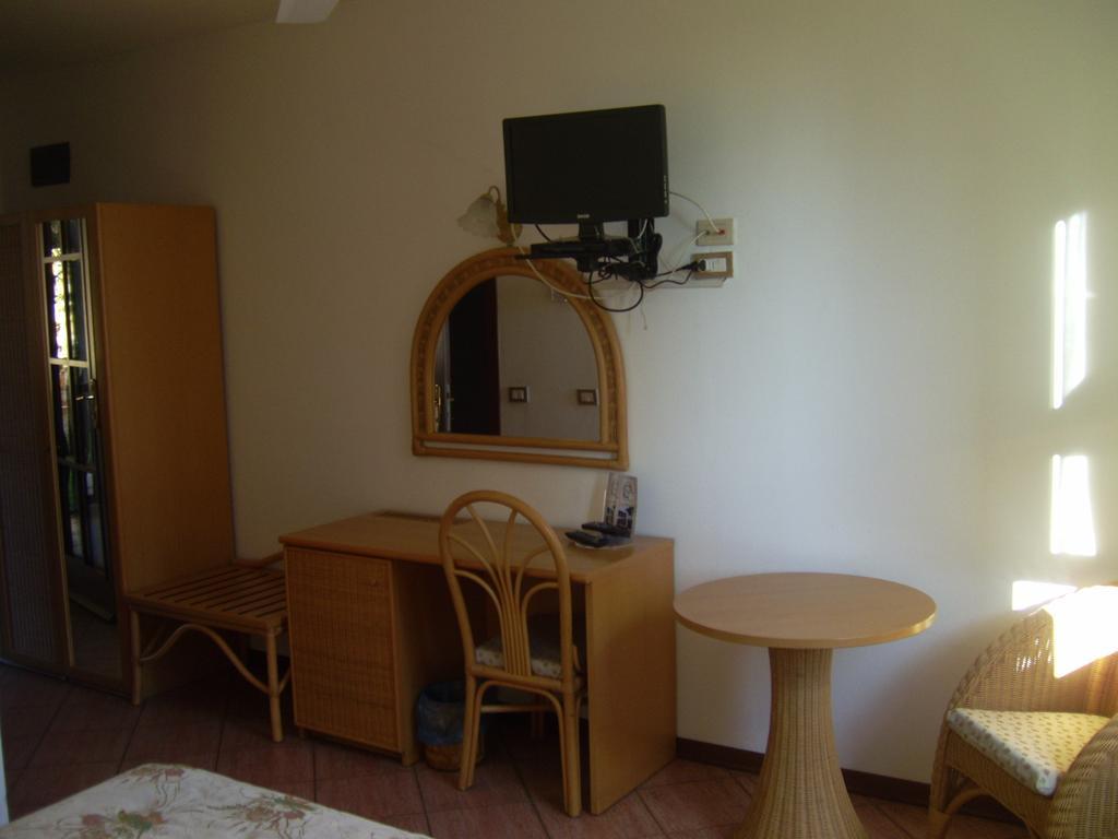 Hotel La Collinetta Sesto Calende Værelse billede